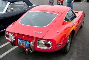 Toyota_2000GT_rear.jpg