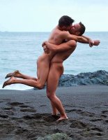 14137887278d302825b5e5425ed7bdc4--men-kissing-couple-kissing.jpg