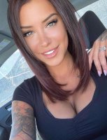 beautiful-women-taking-car-selfies20-1.jpg