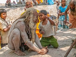 hörender-enkel-sadhu-haridwar-40952798.jpg