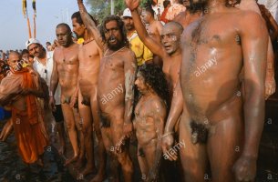 naga-naked-sadhus-ready-to-bathe-in-the-shipra-river-on-the-shai-snan-F3JK7W.jpg